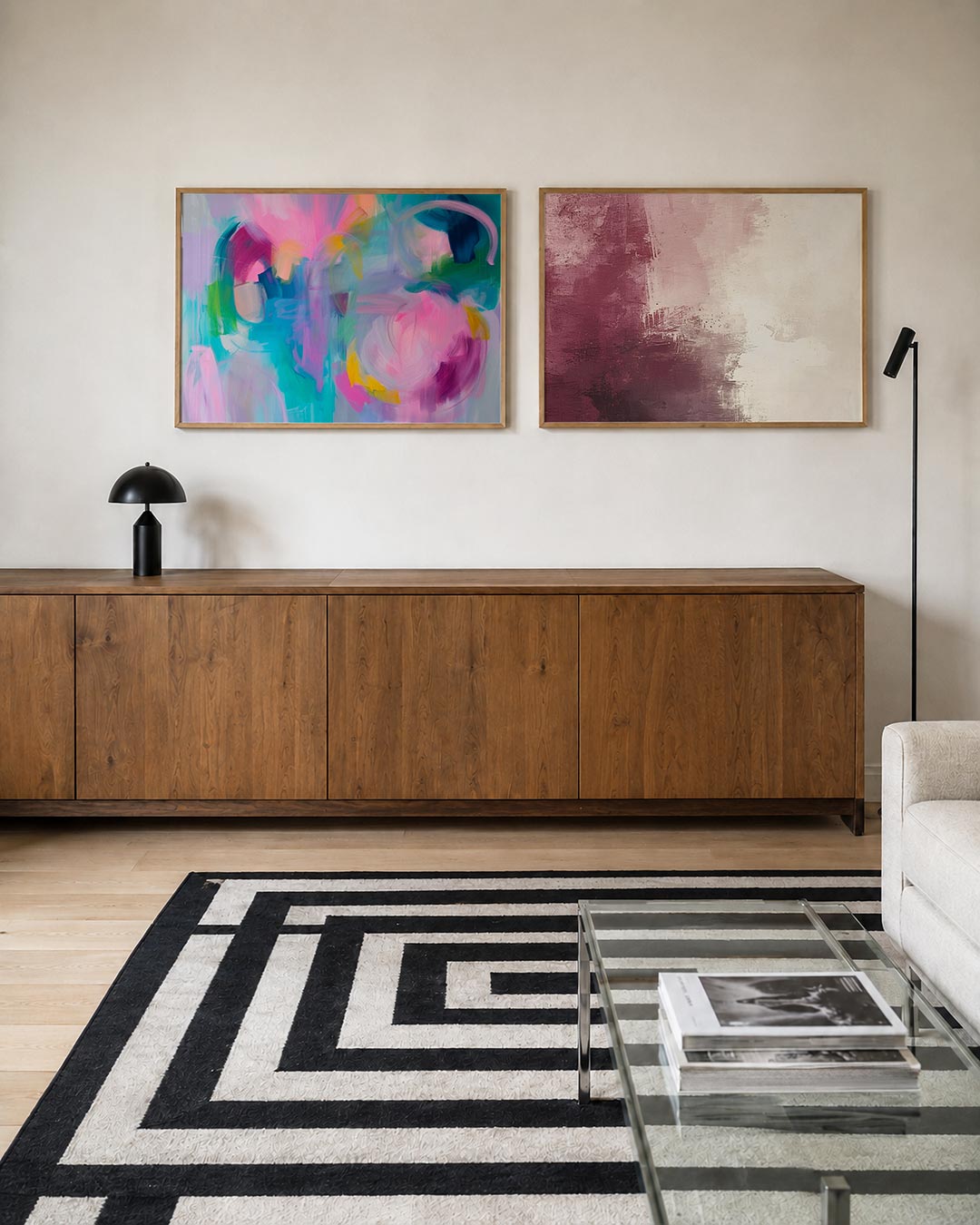 Twee liggende posters met levendige kleuren en vloeiende lijnen, aan de muur in een interieur