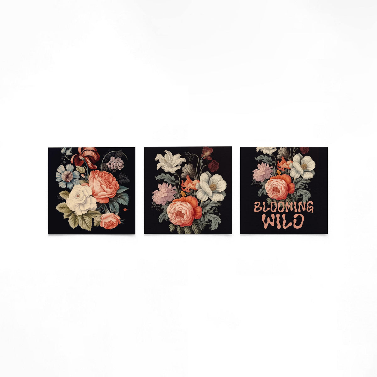 Drie vierkante posters met bloemen op zwarte achtergrond op een gebroken witte achtergrond
