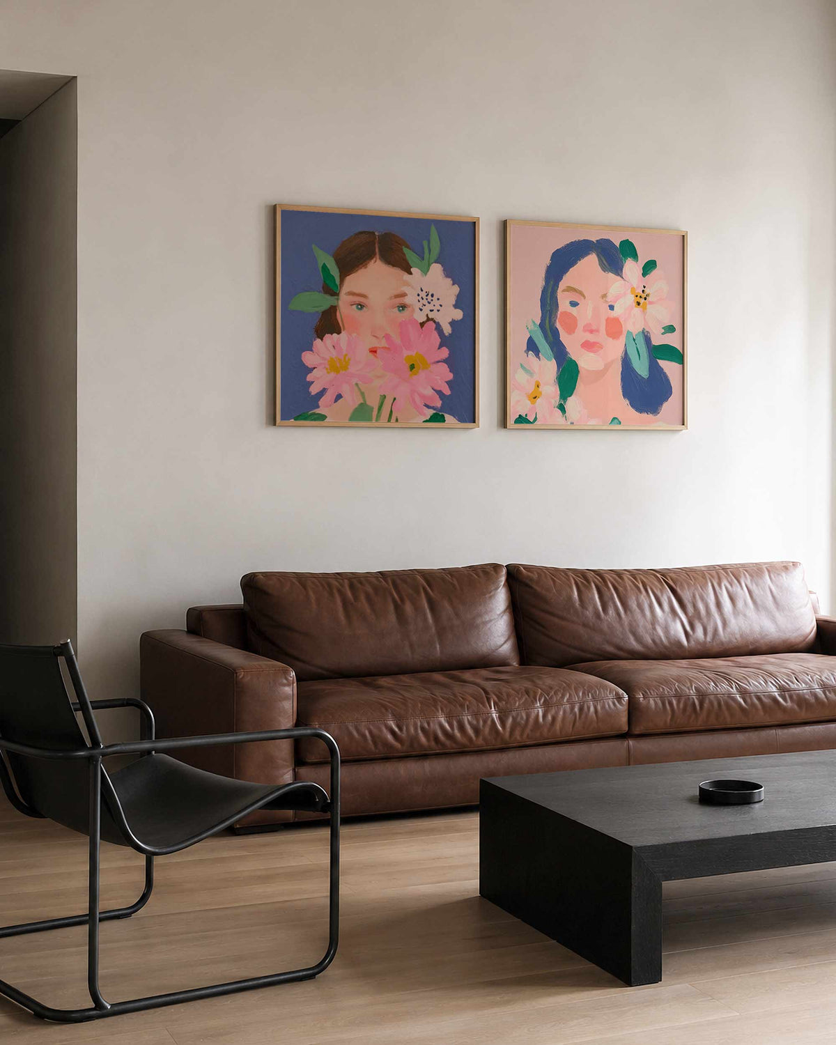 Interieurpresentatie van een tweedelige vierkante posterset met bloemenportretten