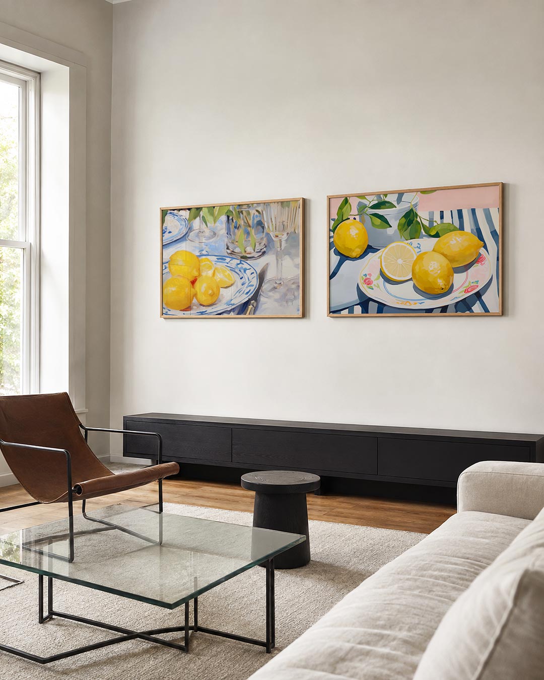 Twee liggende posters met een posterset in twee delen met gele citroenen, aan de muur in een interieur