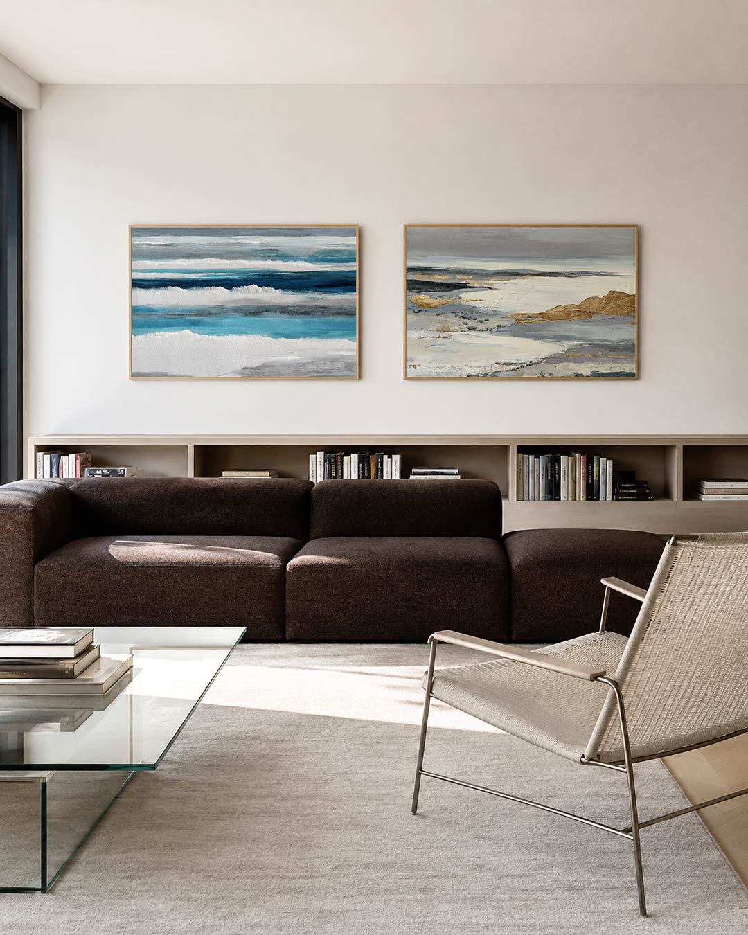 Interieurbeeld met twee liggende posters: horizontale kleurvlakken in blauw, wit en grijs