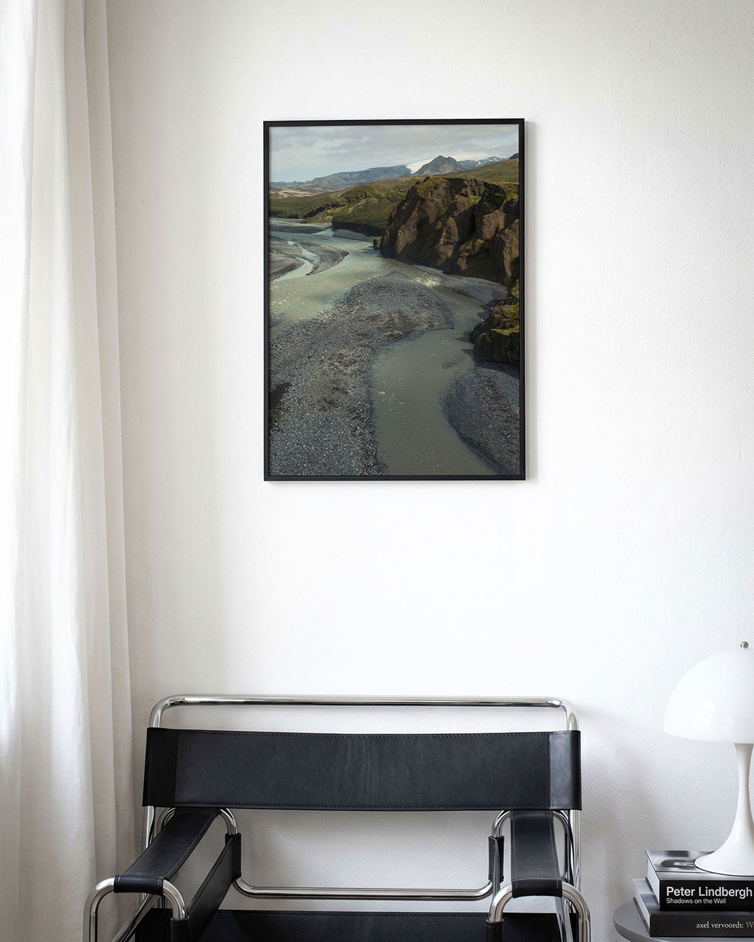 Rivierlandschap met bergen Poster