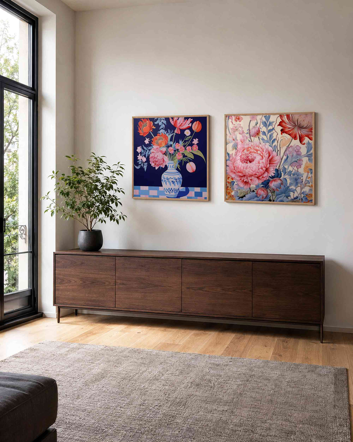 Interieurpresentatie van een tweedelige vierkante posterset met bloemenvaas en pioenrozen
