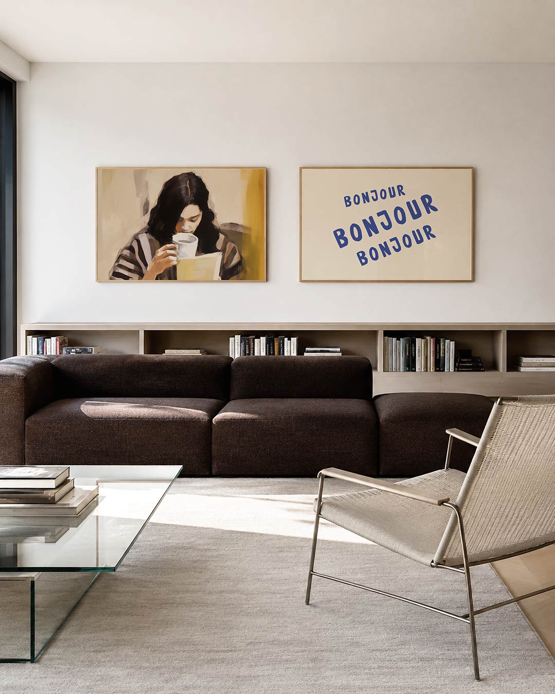 Tweedelige posterset met een vrouw die een boek leest en een witte mok vasthoudt, getoond in een interieur
