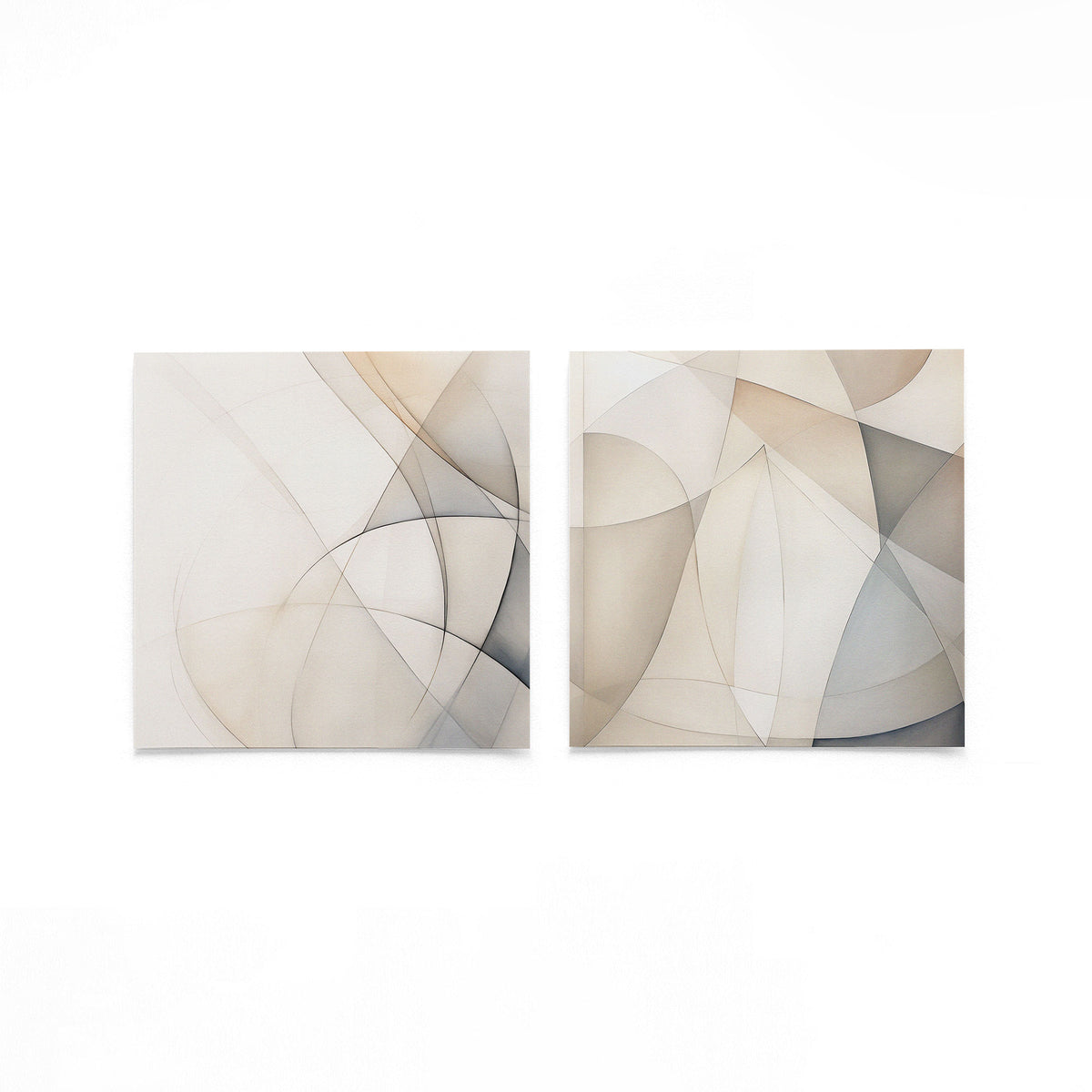 Twee vierkante posters met geometrische vormen op een gebroken witte achtergrond