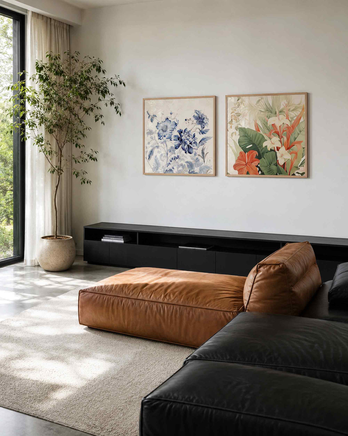 Interieurpresentatie van een tweedelige vierkante posterset met blauwe en tropische bloemen
