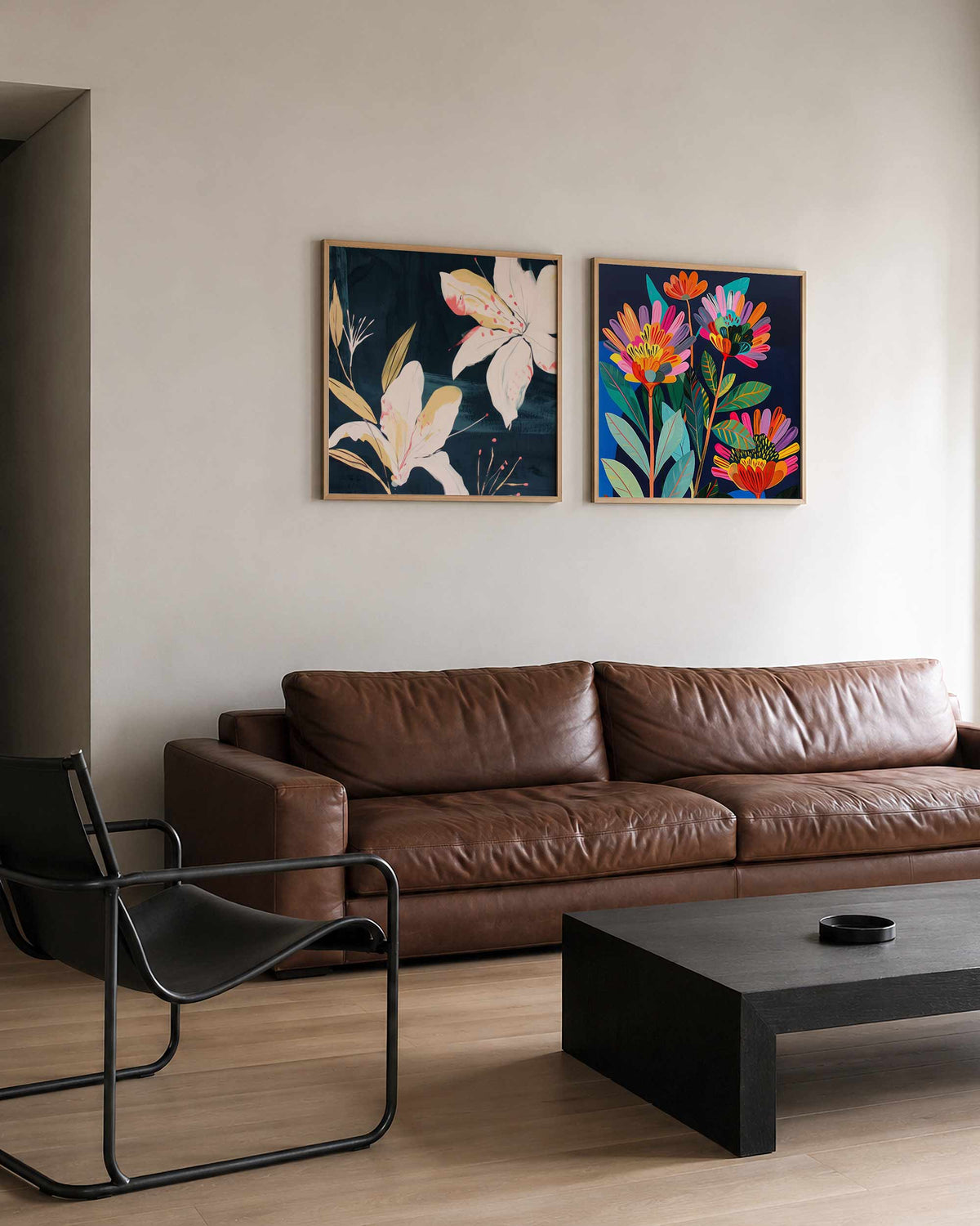 Interieurpresentatie van een tweedelige vierkante posterset met lelies en kleurrijke bloemen