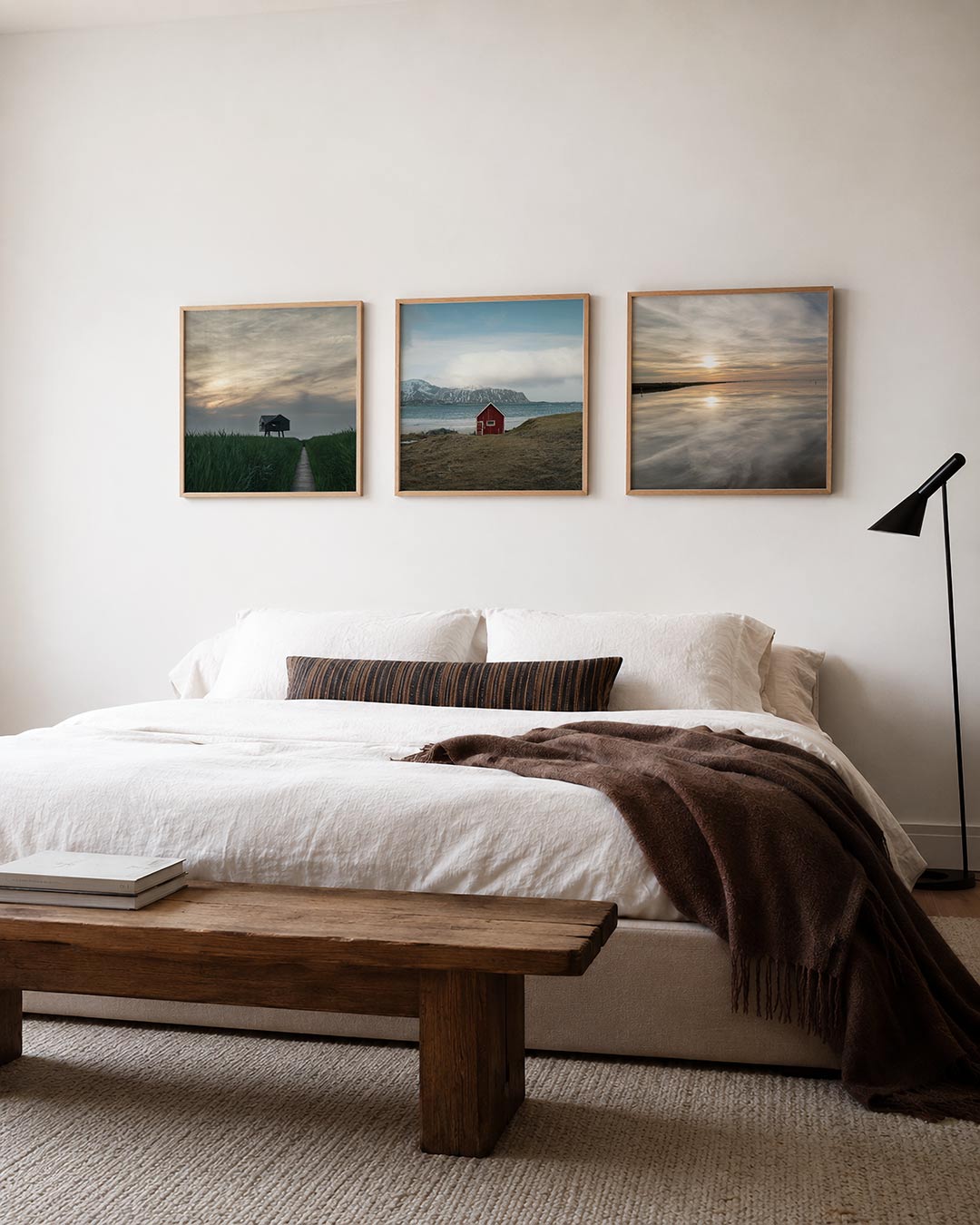 Interieur met vierkant fotografisch drieluik stilte aan de kust – Gerald Emming