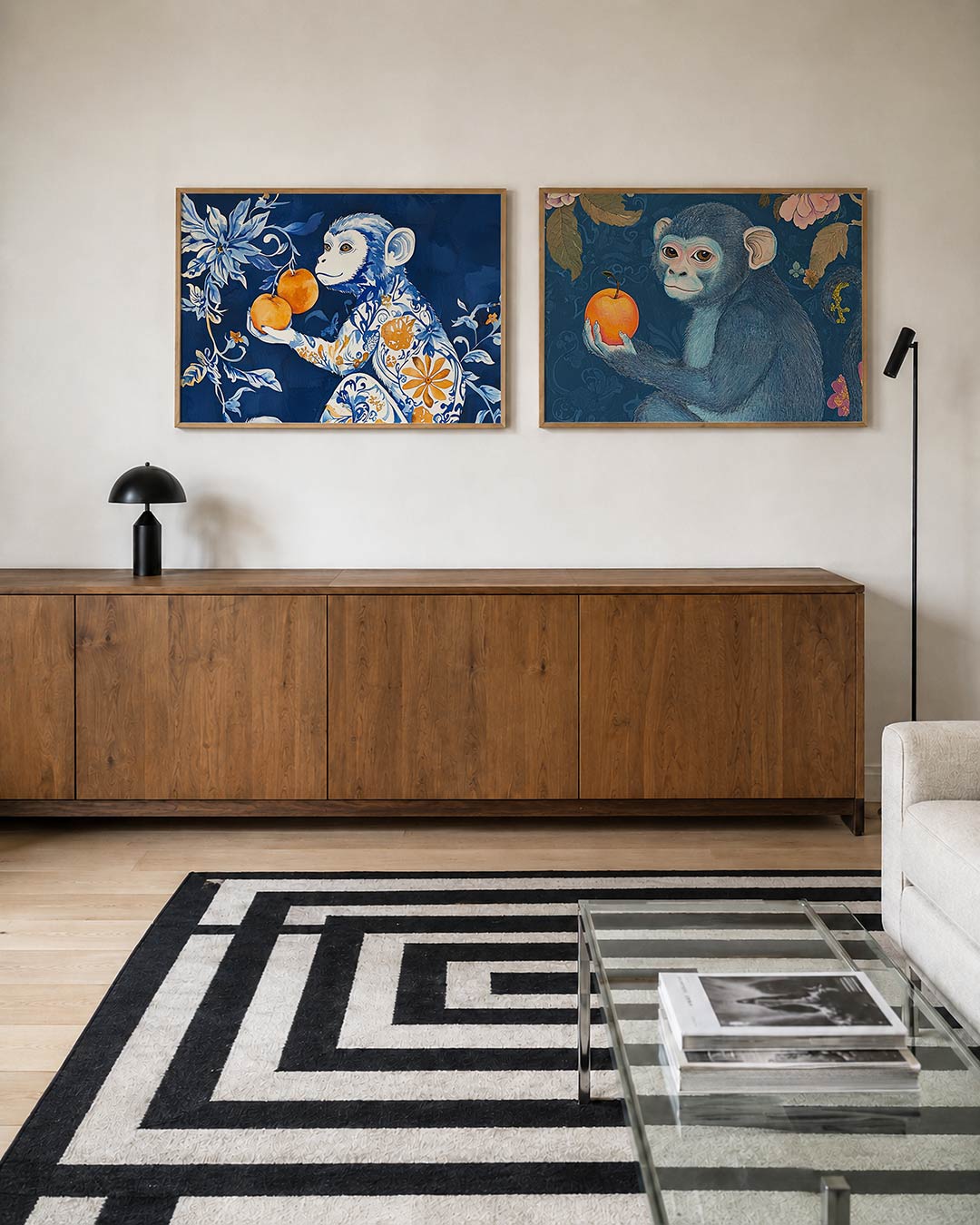 Twee liggende posters met een speelse aap met blauwe en oranje bloemenpatronen, aan de muur in een interieur
