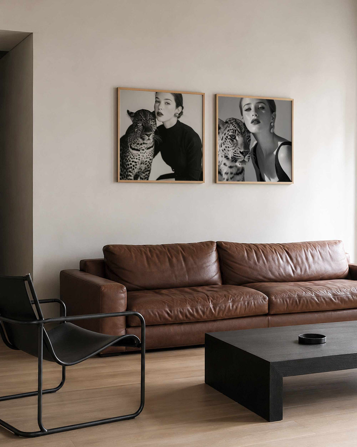 Interieurpresentatie van een tweedelige vierkante posterset met vrouw met luipaard