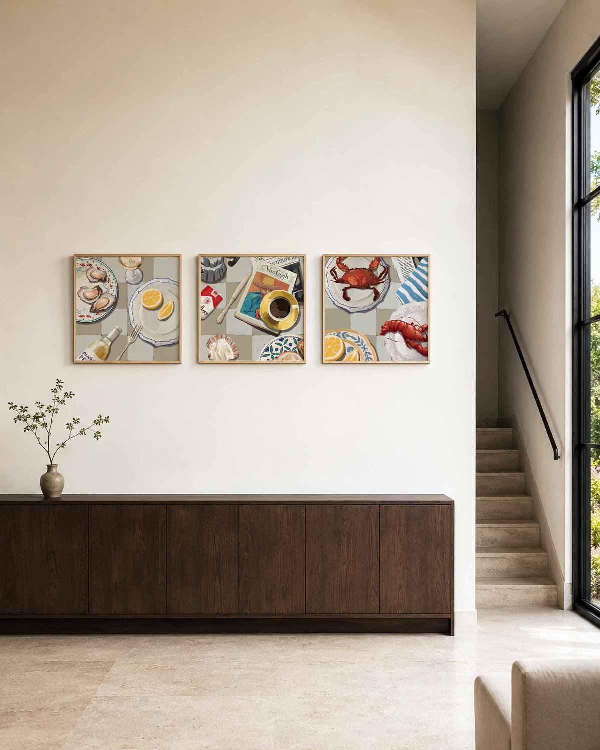 Interieurpresentatie van een driedelige vierkante posterset met culinaire tafelscènes