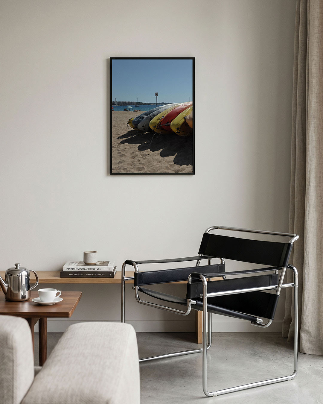 Kleurrijke kajaks op strand Poster
