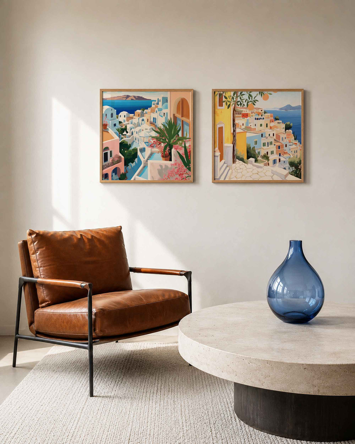 Interieurpresentatie van een tweedelige vierkante posterset met eilanddorp aan zee