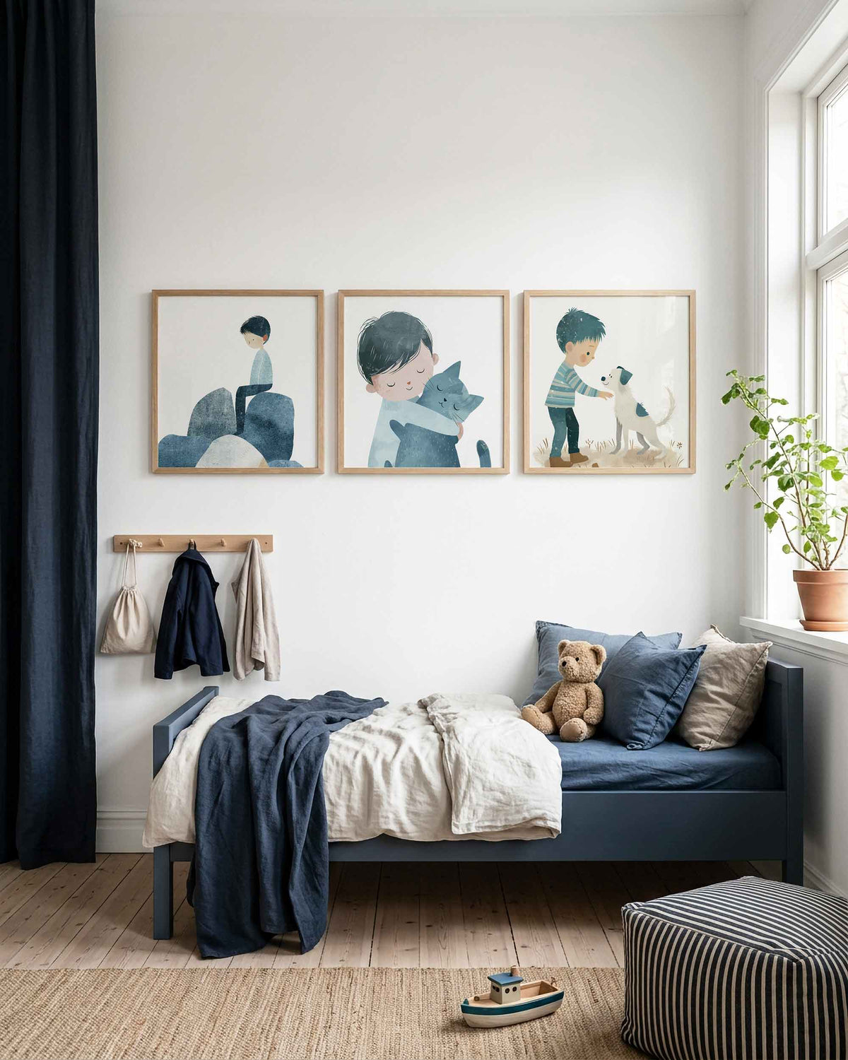 Interieurpresentatie van een driedelige vierkante posterset met jongen en dieren