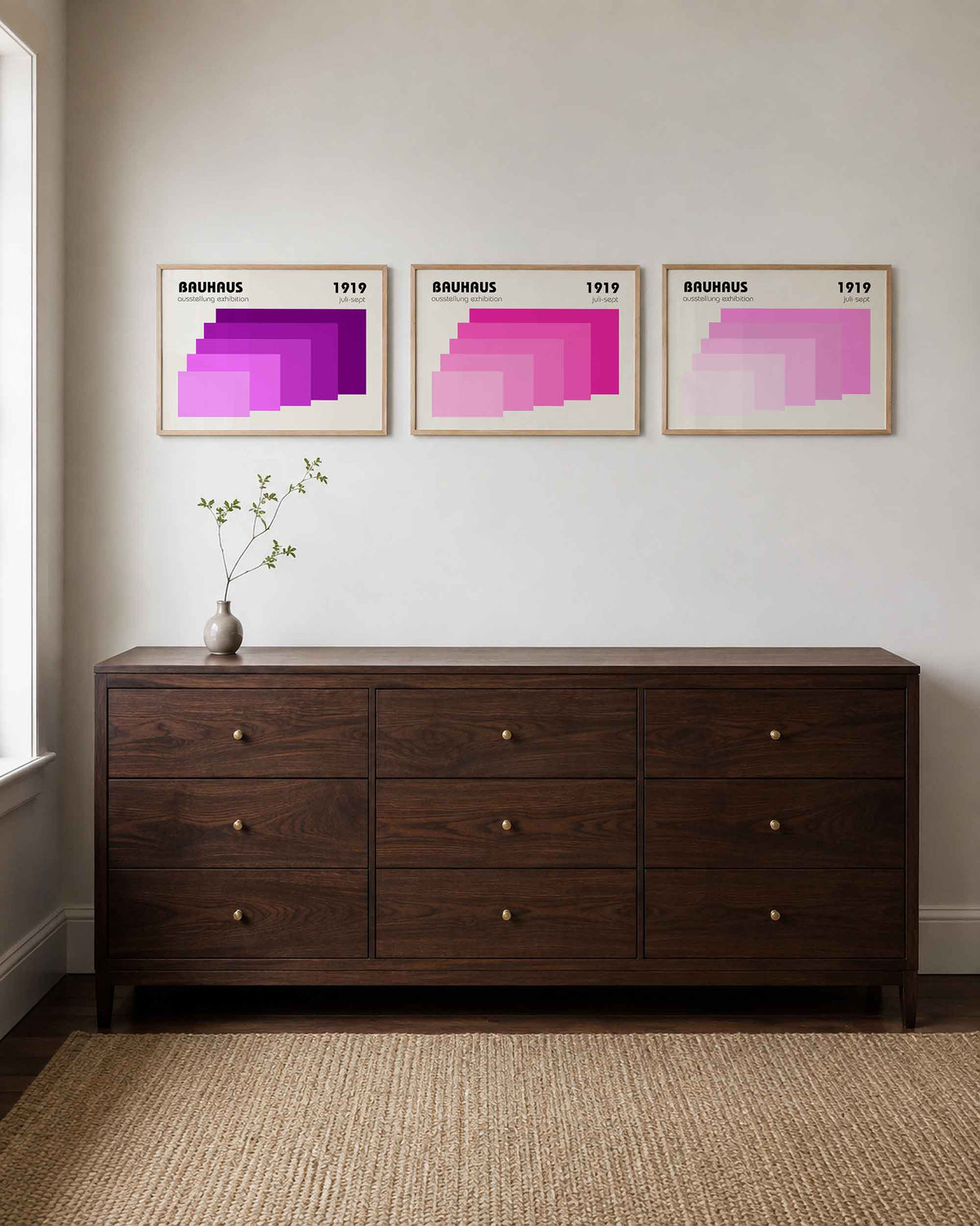Interieurmockup van drieluik landscape-posterset met roze vlakkenreeks