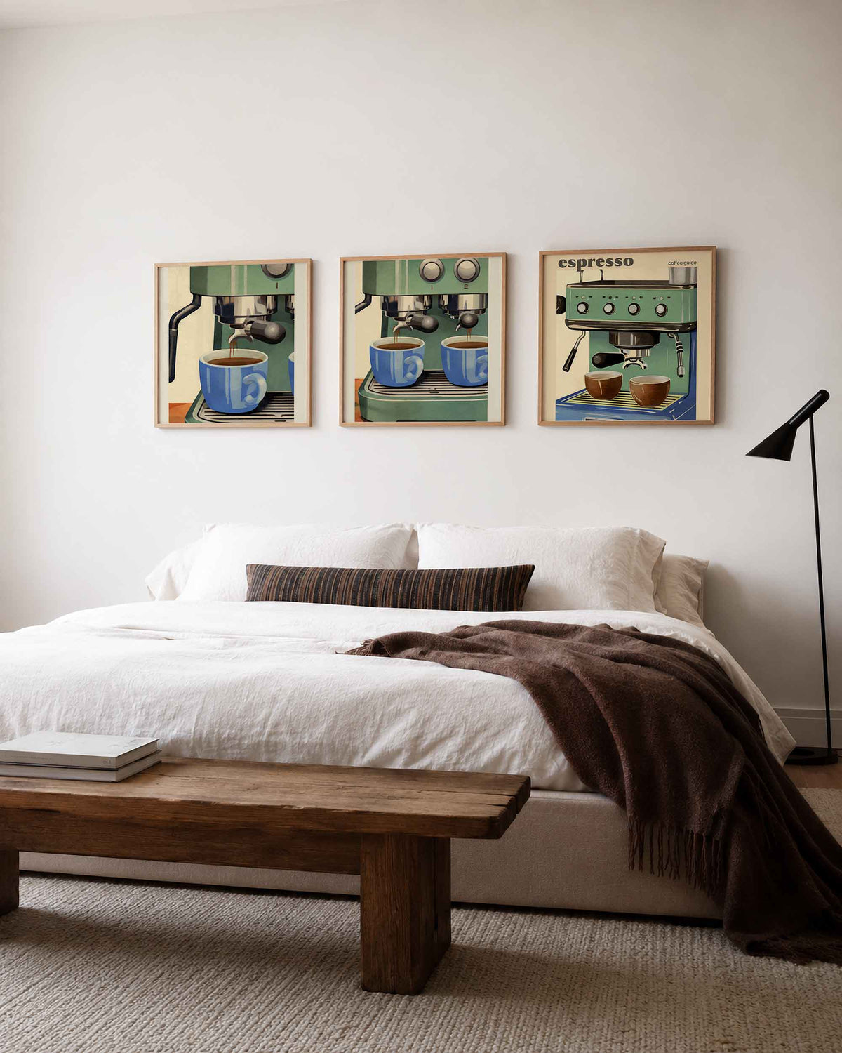 Interieurpresentatie van een driedelige vierkante posterset met espressomachine koffie