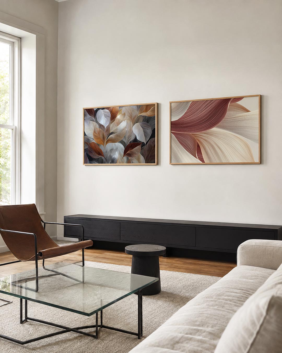 Twee liggende posters met bladeren in warme tinten, aan de muur in een interieur