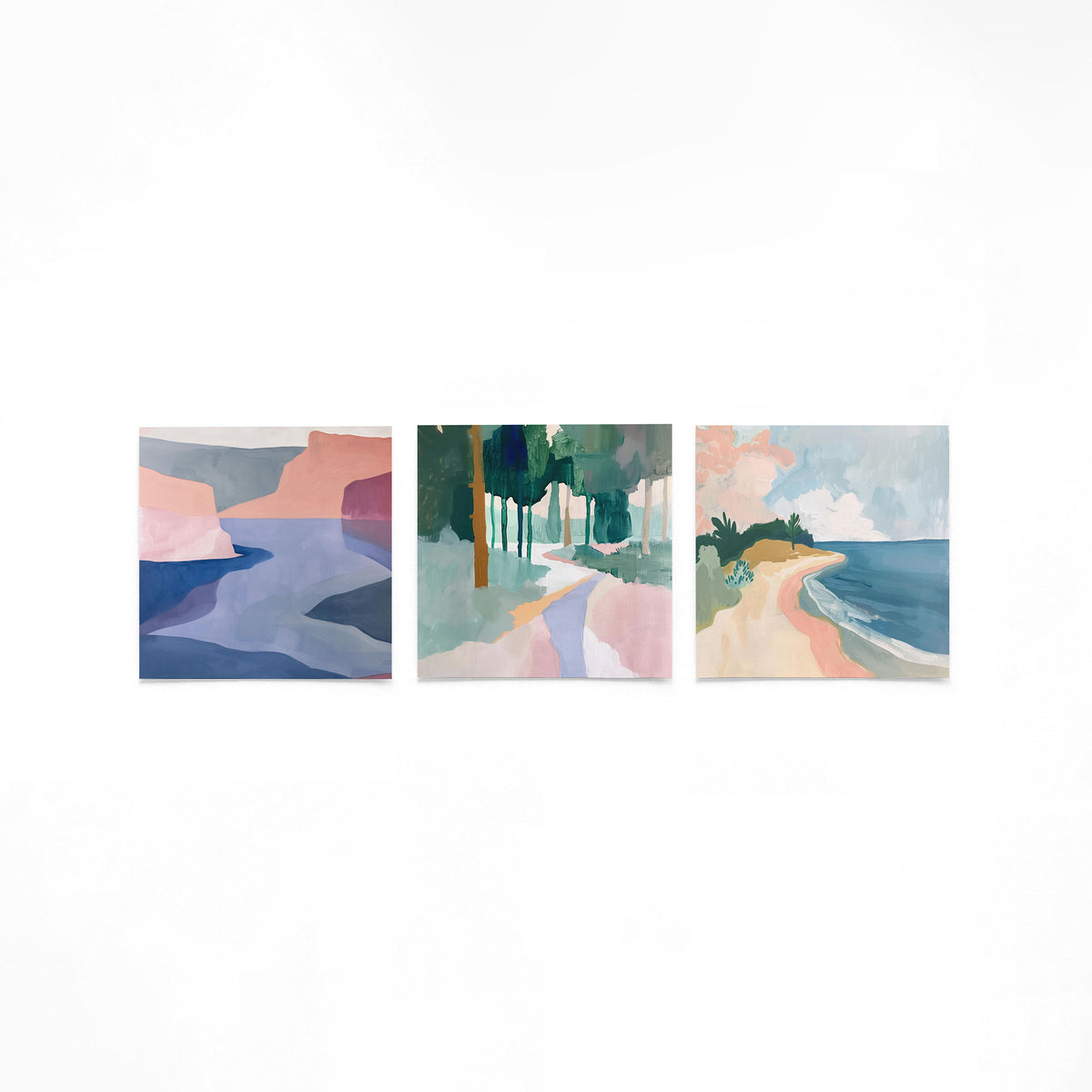 Drie vierkante posters met abstracte kustlandschappen op een gebroken witte achtergrond