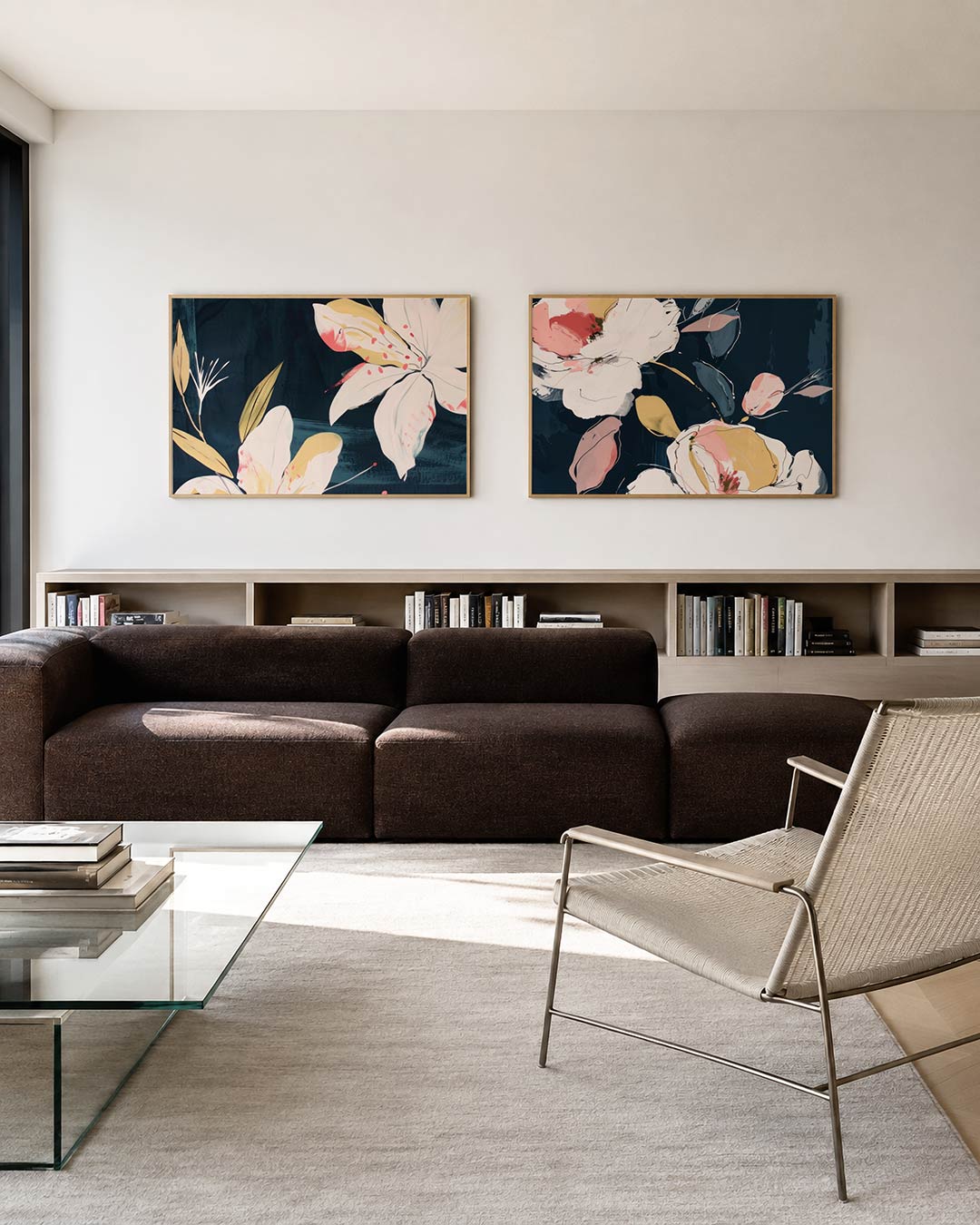 Interieurpresentatie van twee posters met delicate witte bloemen met roze accenten en gele bladeren