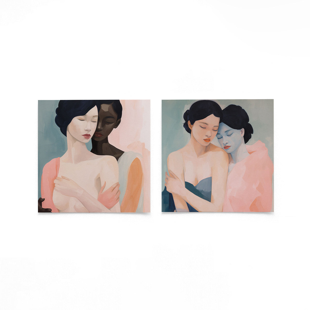 Twee vierkante posters met omhelzende vrouwen op een gebroken witte achtergrond
