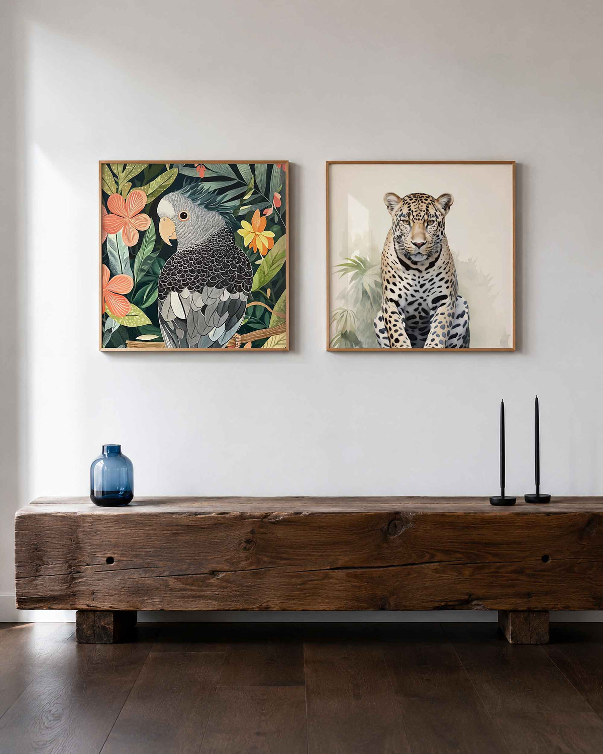Interieurpresentatie van een tweedelige vierkante posterset met papegaai en luipaard