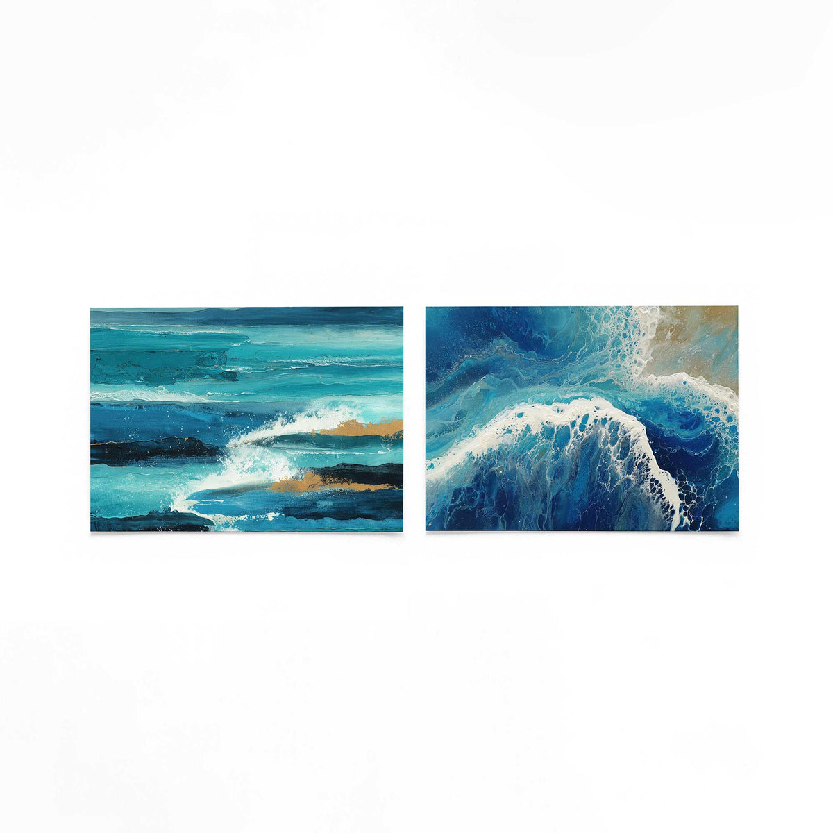 Twee liggende posters met golvende blauwe en turquoise lijnen met spatten van wit en goud op een gebroken witte achtergrond