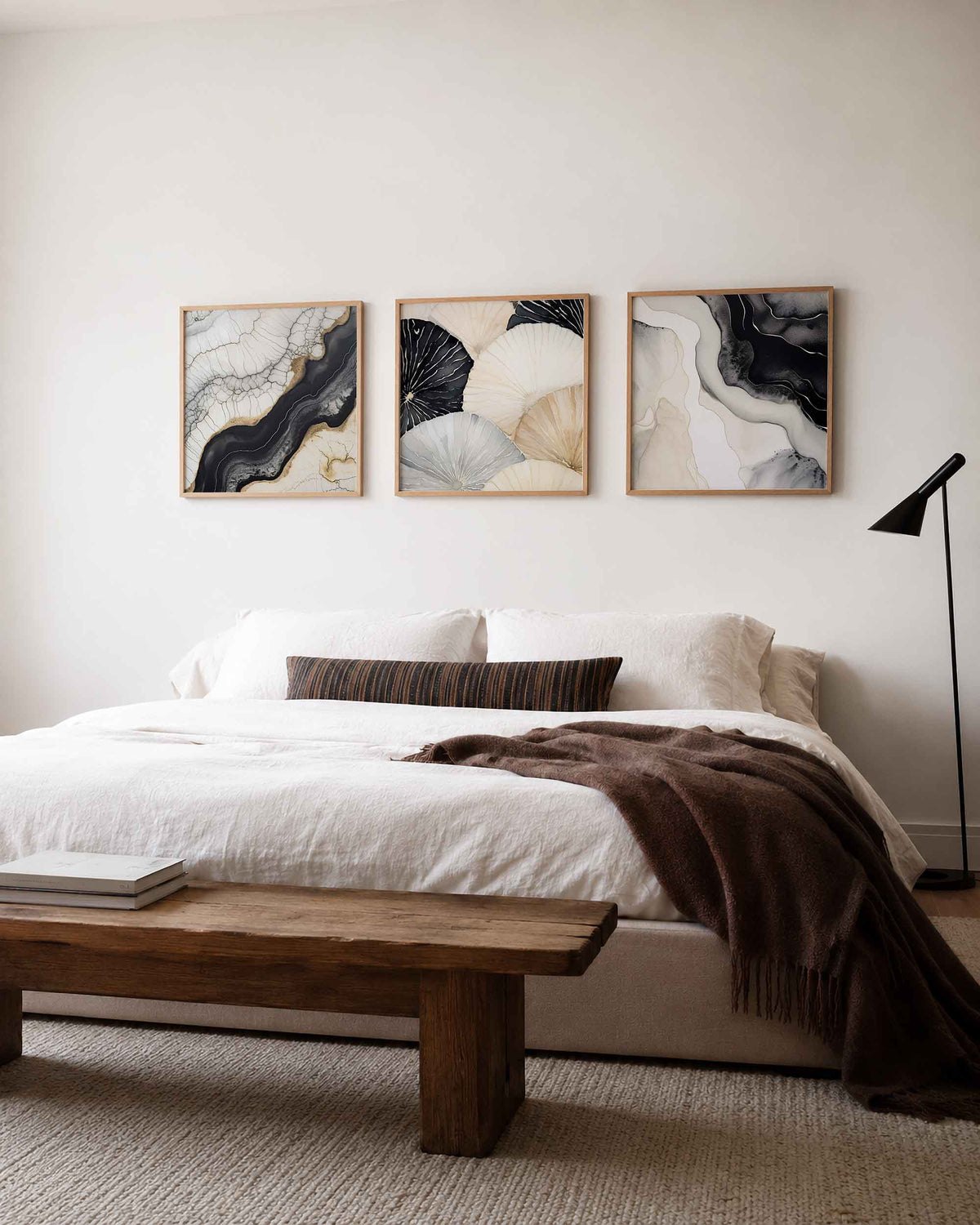 Interieurpresentatie van een driedelige vierkante posterset met zwart beige abstract