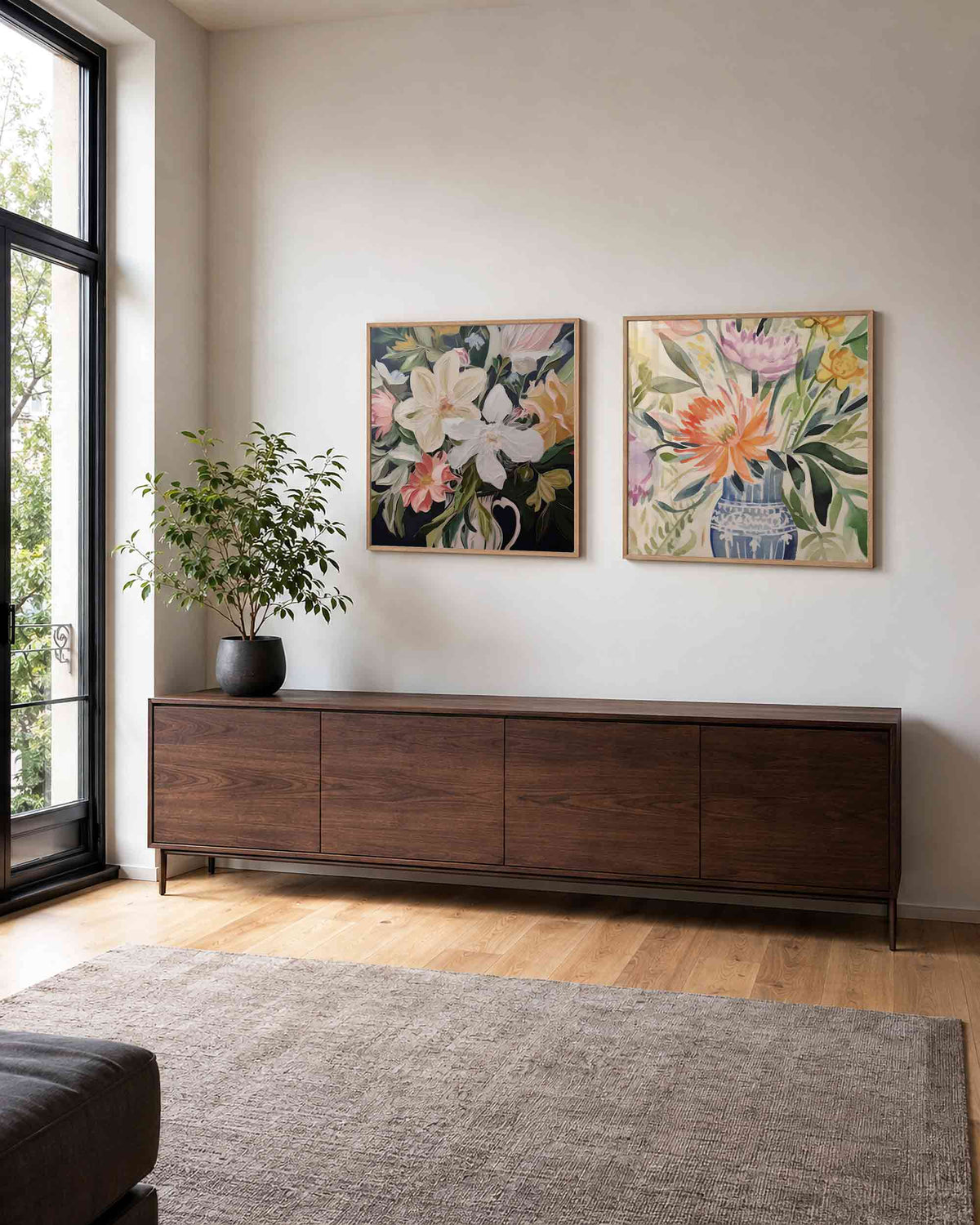 Interieurpresentatie van een tweedelige vierkante posterset met bloemen en vaas