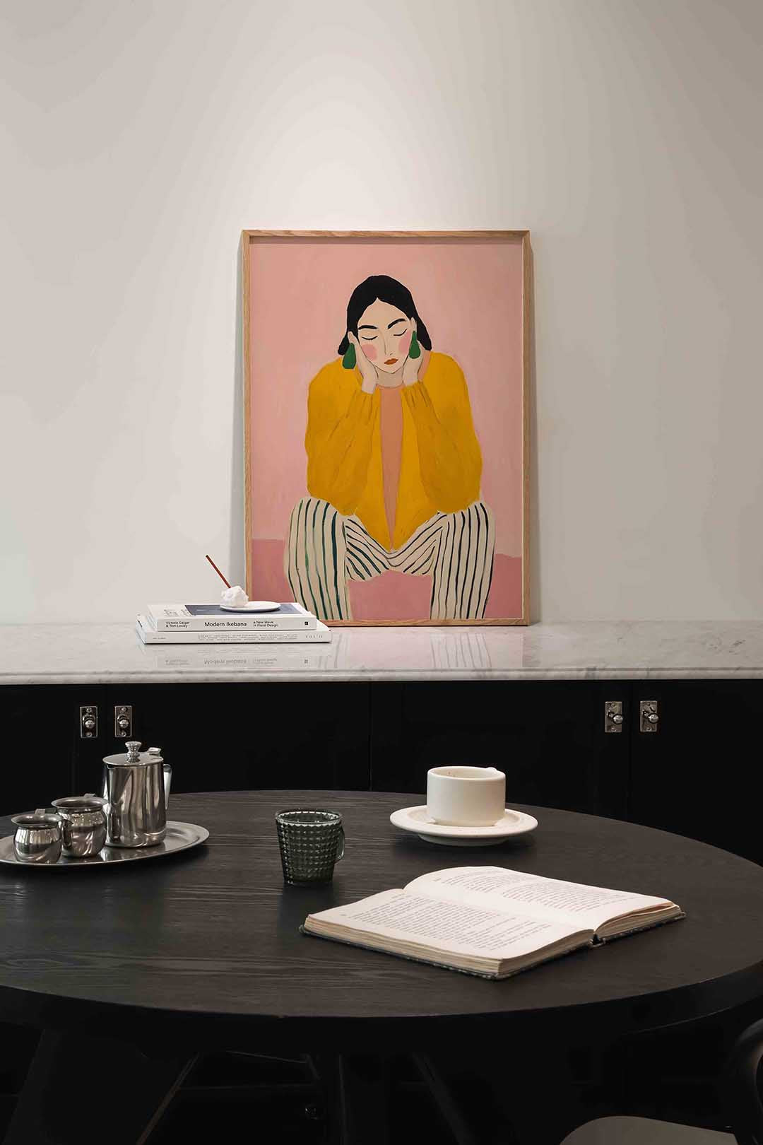 Vrouw in gele trui Poster