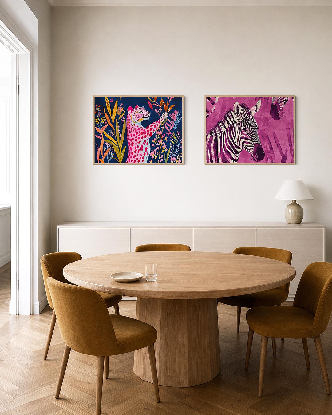 Tweedelige posterset met een roze luipaard omringd door kleurrijke bladeren en bloemen op een diepe, getoond in een interieur