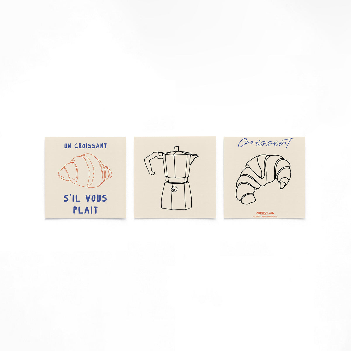 Drie vierkante posters met croissant en koffie op een gebroken witte achtergrond