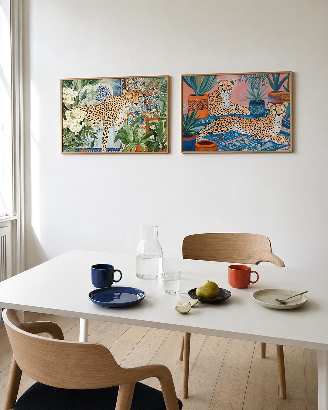 Tweedelige posterset met een sierlijke cheetah, getoond in een interieur