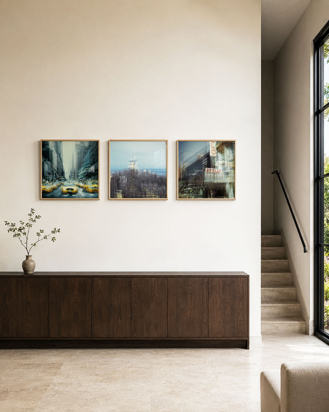 Interieur met vierkant fotografisch drieluik stad in gelaagde beweging – Gerald Emming