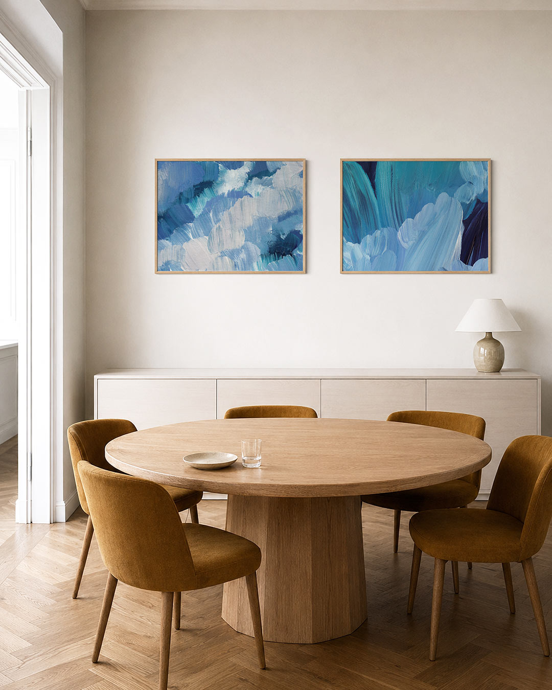 Tweedelige posterset met deze tweedelige posterset heeft blauwe en witte borstelstreken, getoond in een interieur