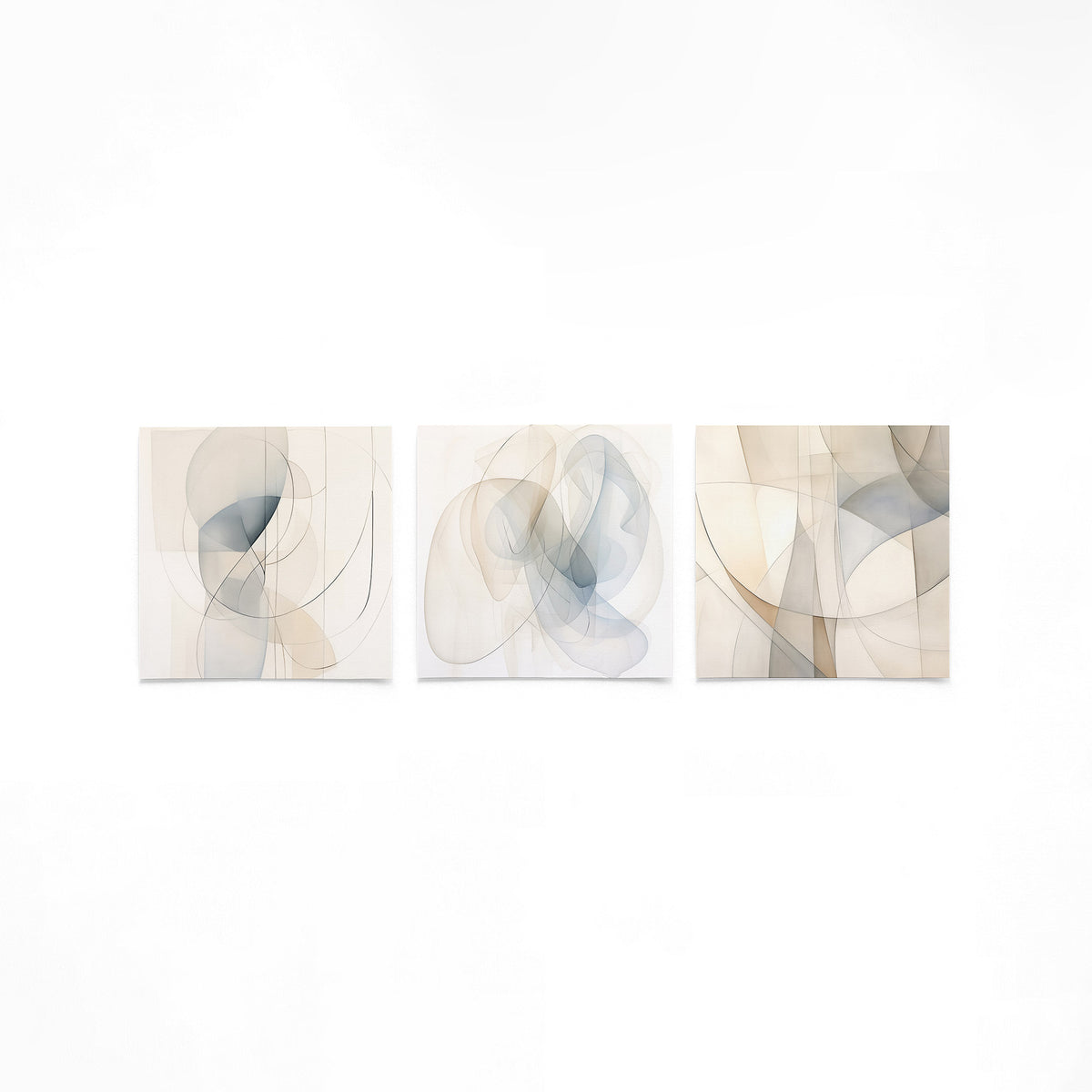 Drie vierkante posters met abstracte vormen op een gebroken witte achtergrond