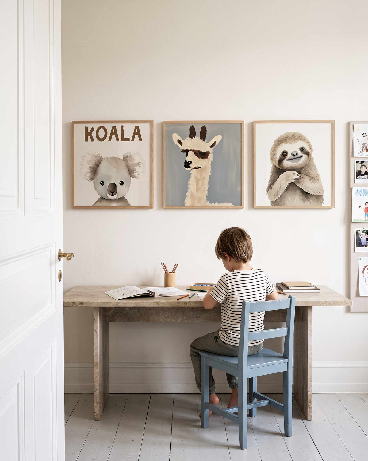 Interieurpresentatie van een driedelige vierkante posterset met dierenportretten