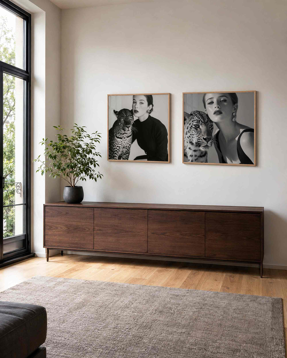 Interieurpresentatie van een tweedelige vierkante posterset met vrouw met luipaard