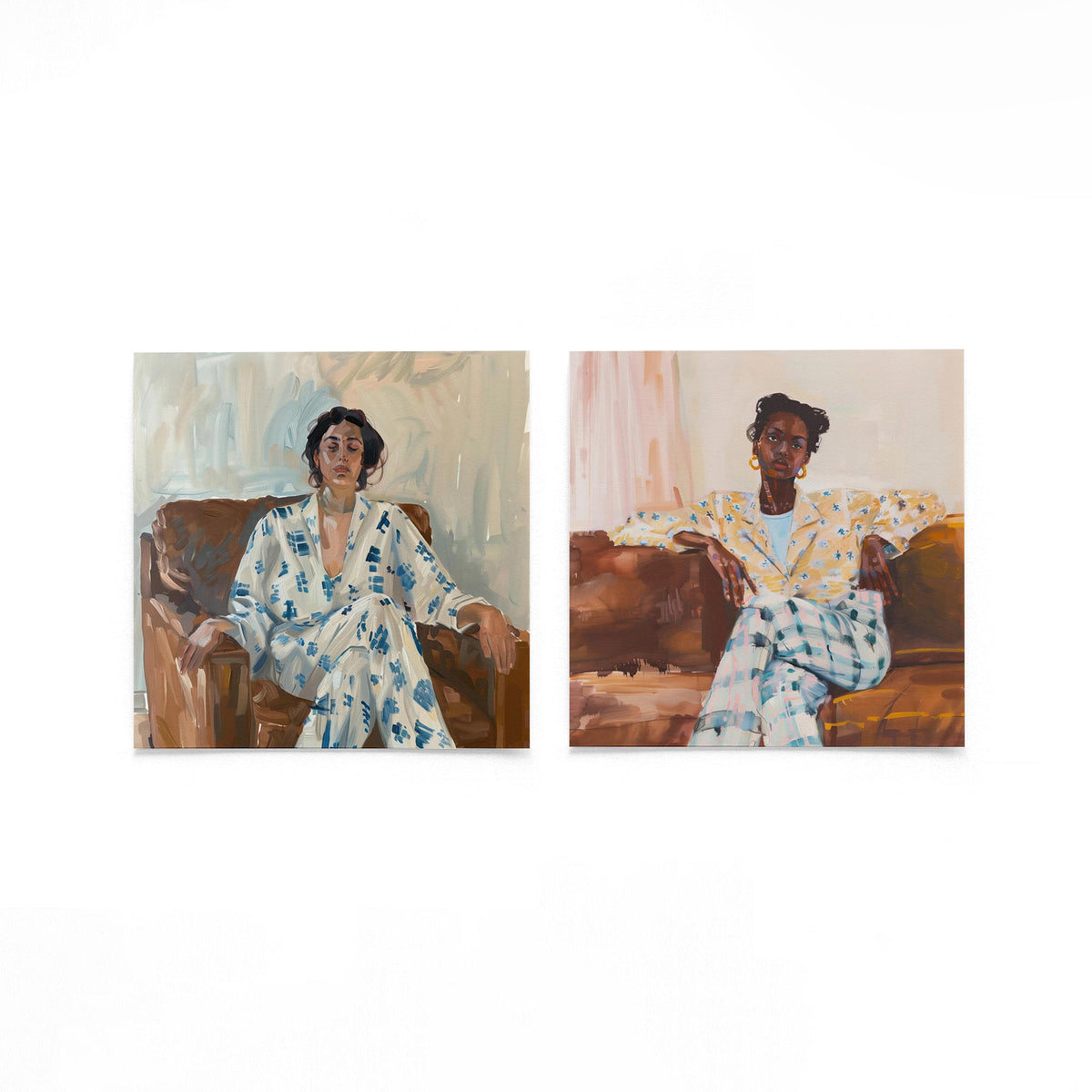 Twee vierkante posters met zittende vrouwen op een gebroken witte achtergrond