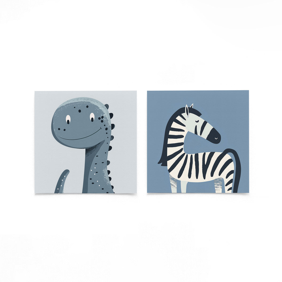Twee vierkante posters met dinosaurus en zebra op een gebroken witte achtergrond