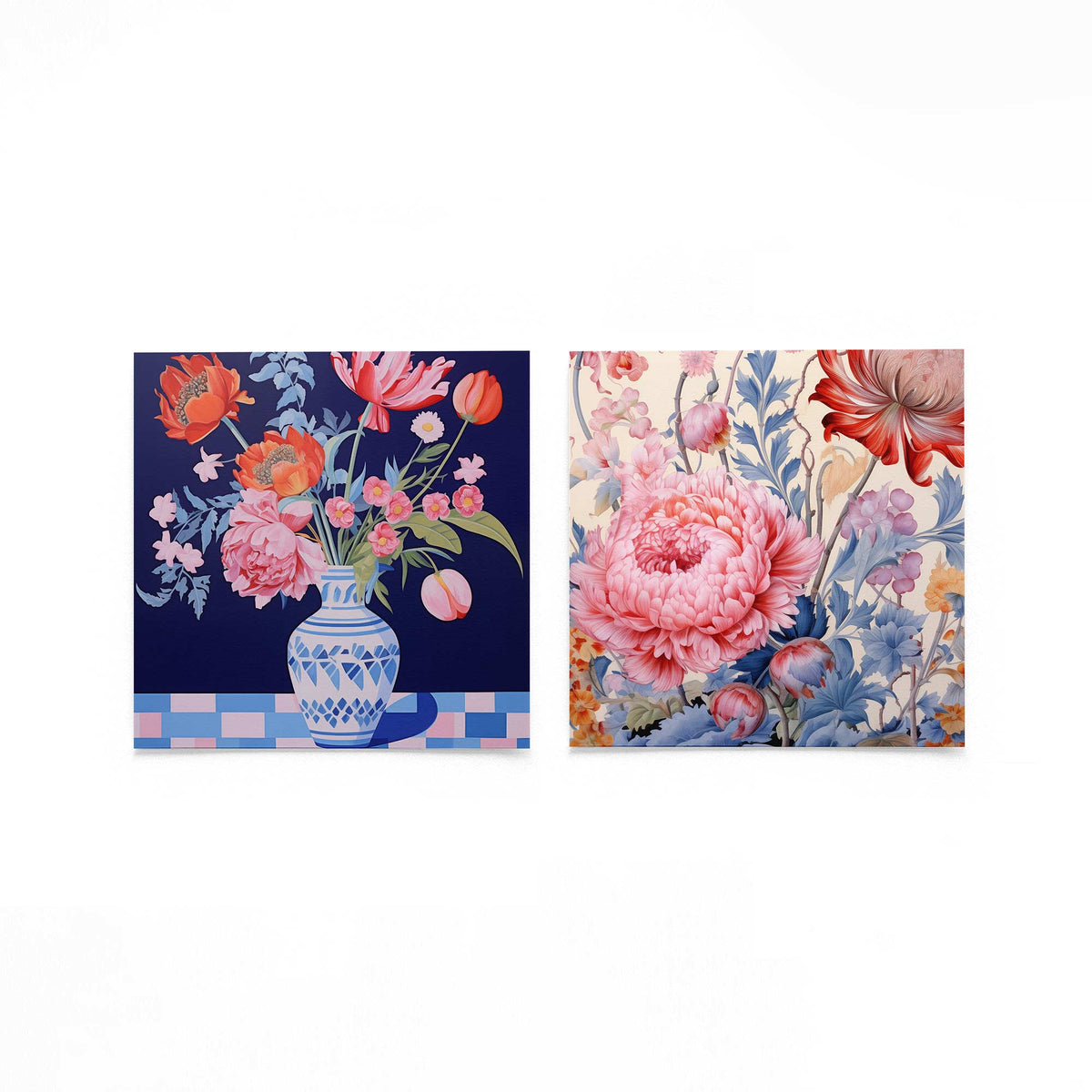 Twee vierkante posters met bloemenvaas en pioenrozen op een gebroken witte achtergrond