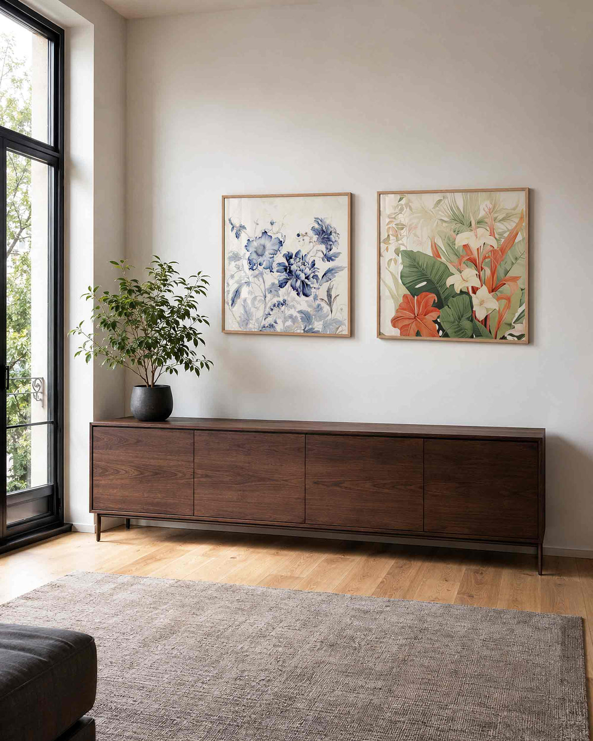 Interieurpresentatie van een tweedelige vierkante posterset met blauwe en tropische bloemen