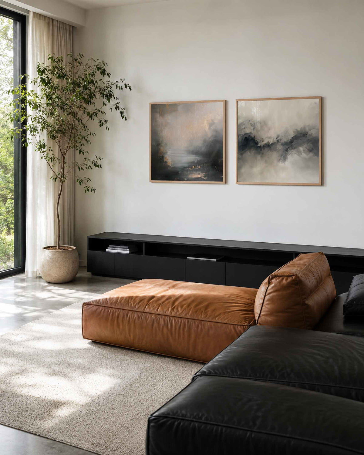 Interieurpresentatie van een tweedelige vierkante posterset met grijs beige abstracte