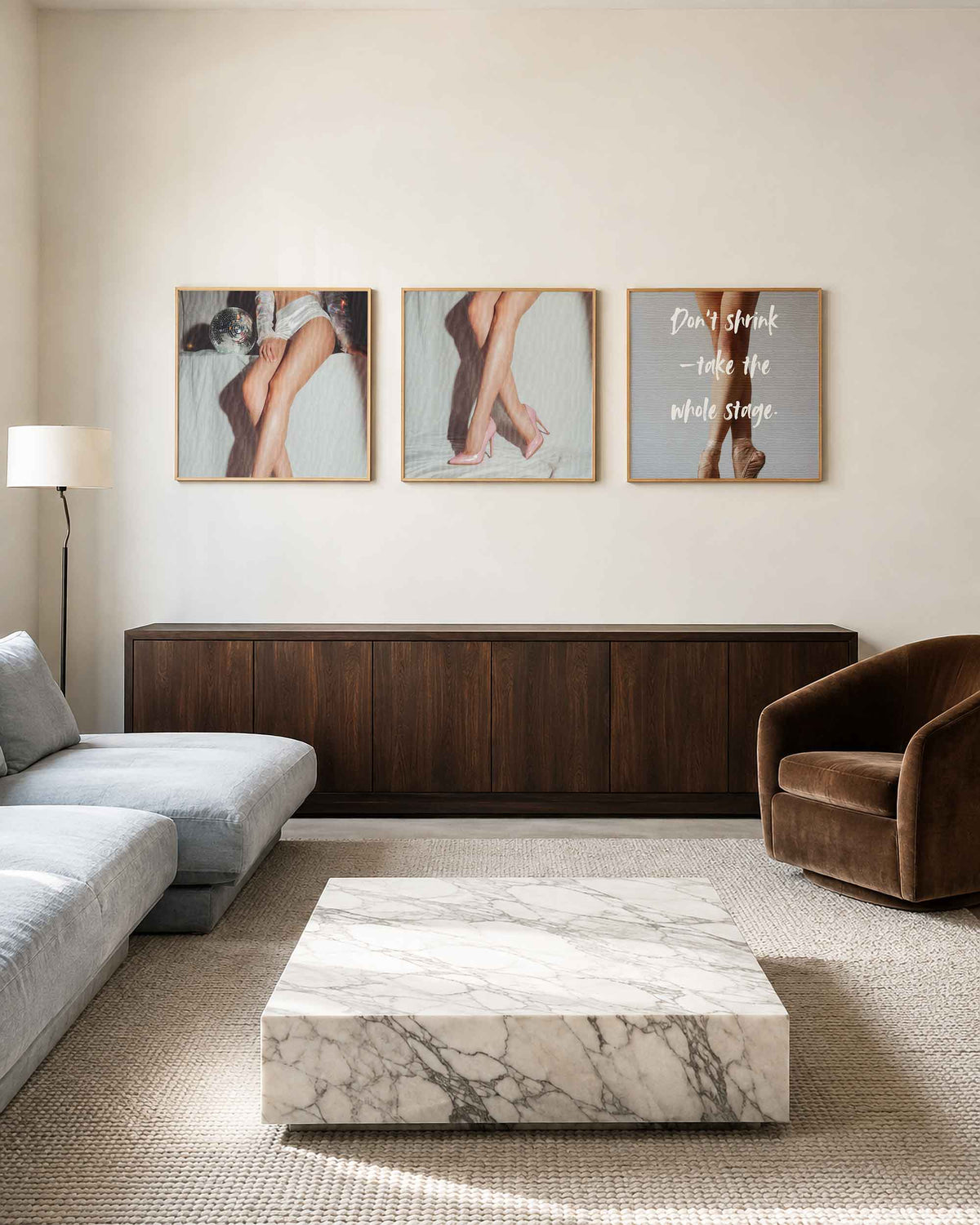Interieurpresentatie van een driedelige vierkante posterset met mode en dans