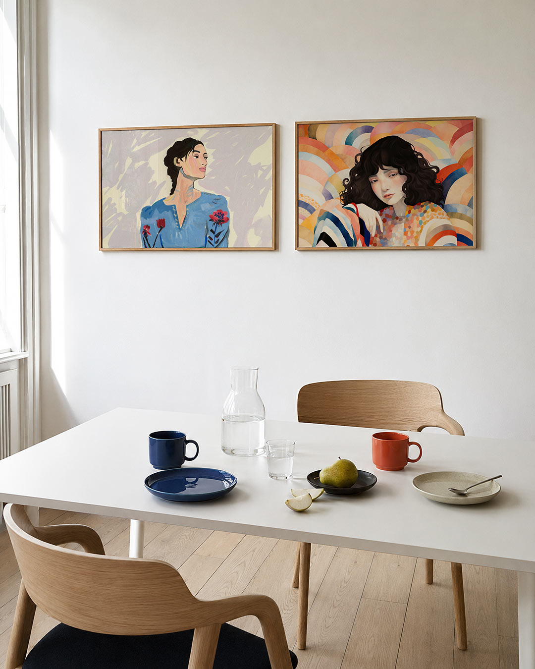 Twee liggende posters met een vrouw in een blauwe jurk met bloemen, aan de muur in een interieur