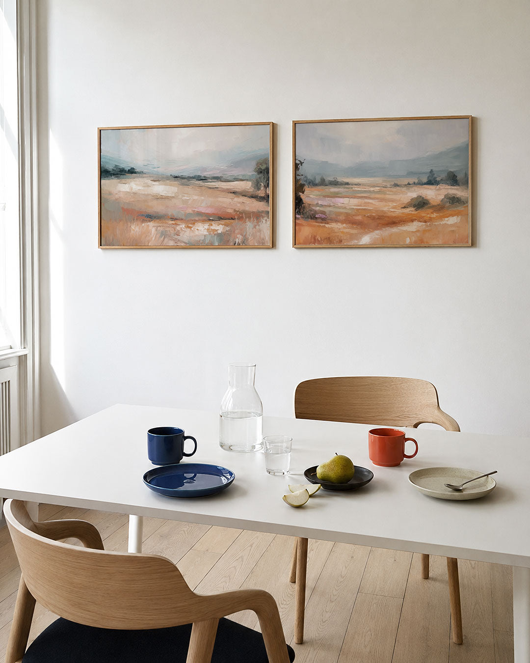 Interieurpresentatie van twee posters met een serene compositie van zachte kleuren