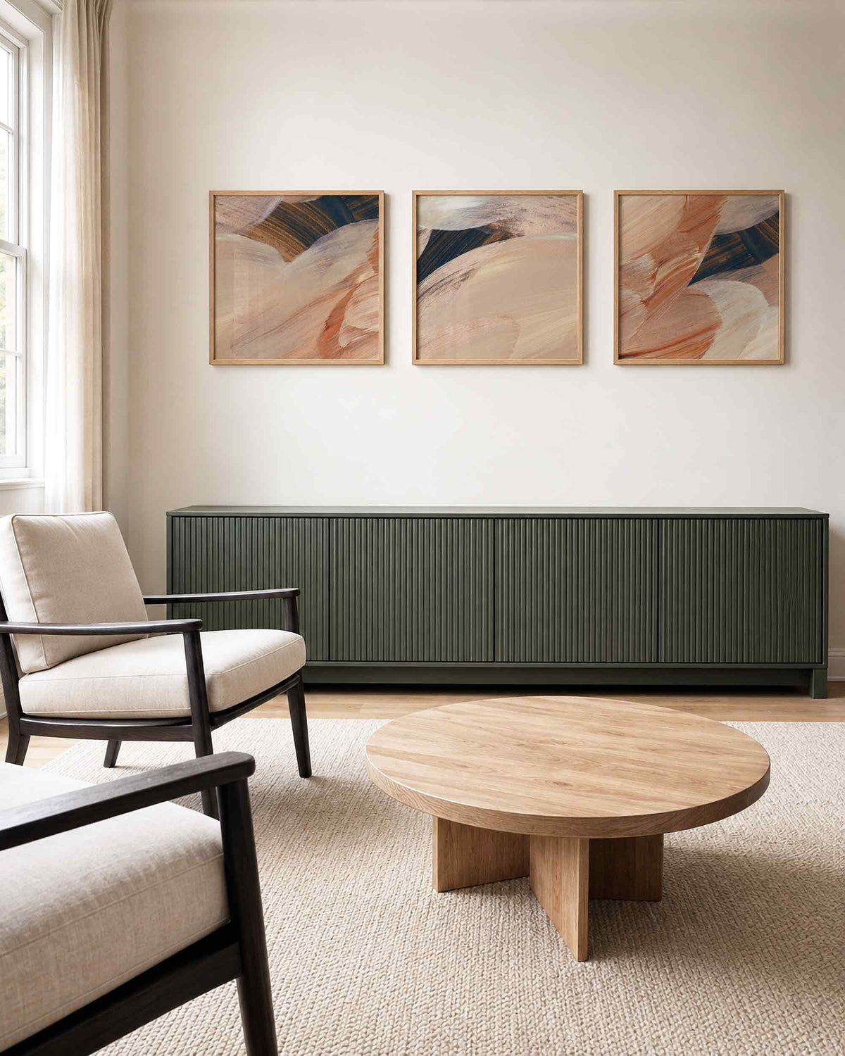 Interieurpresentatie van een driedelige vierkante posterset met abstracte aardetinten