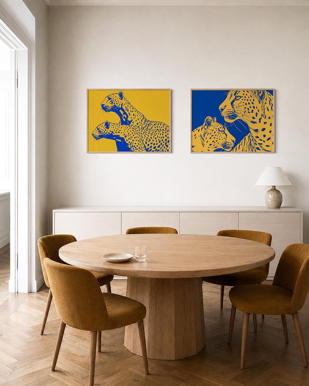 Interieurpresentatie van twee posters met een levendig contrast tussen felgele en diepblauwe kleurvlakken