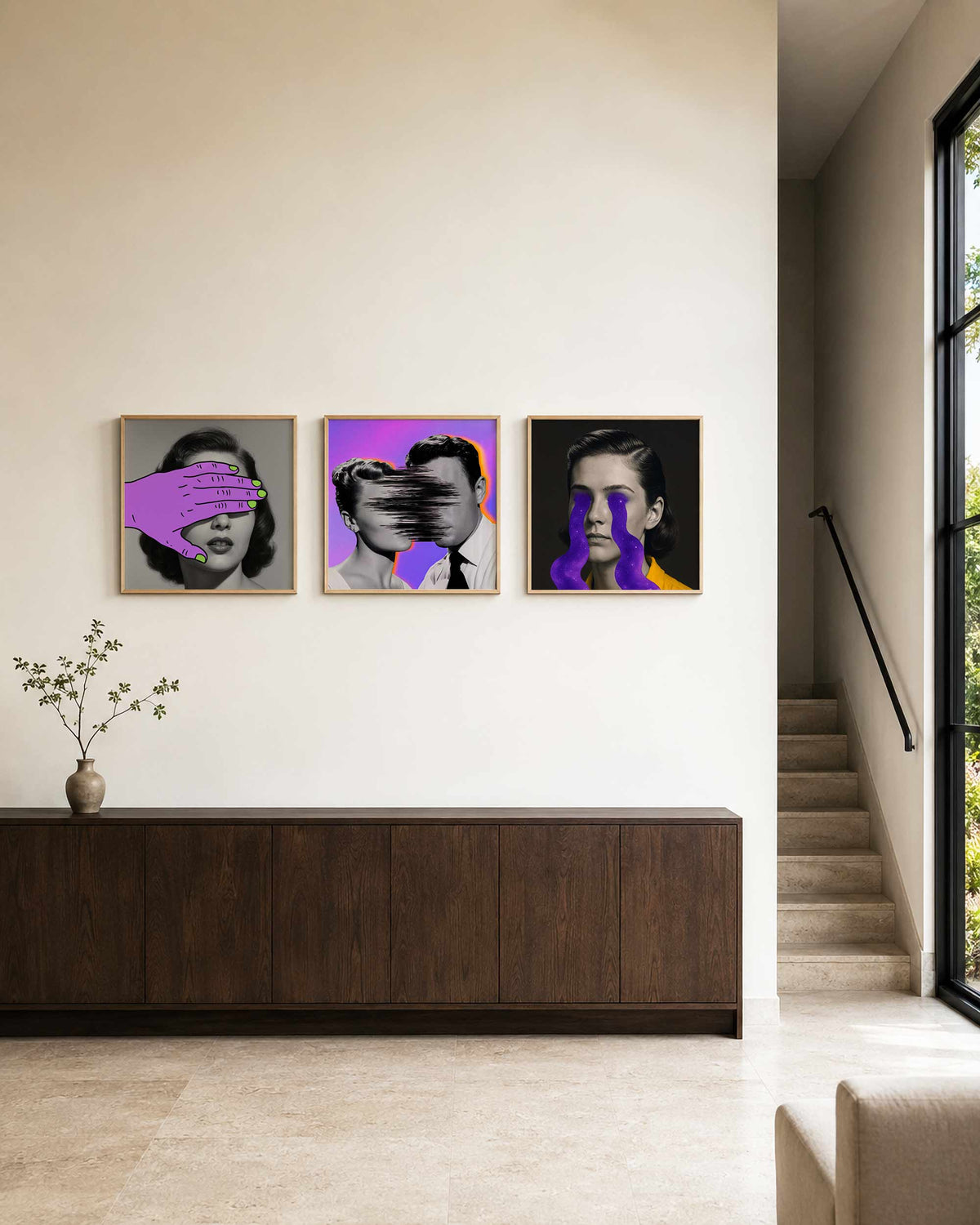 Interieurpresentatie van een driedelige vierkante posterset met surrealistische portretten