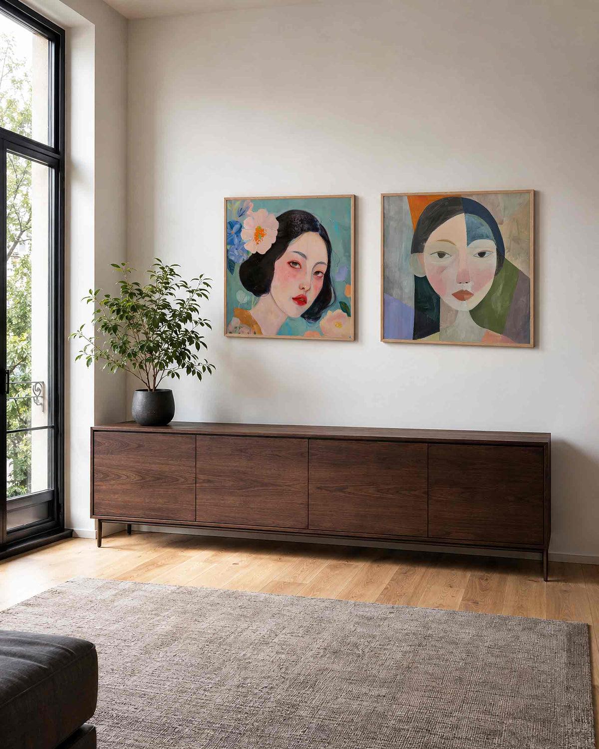 Interieurpresentatie van een tweedelige vierkante posterset met bloemen en vrouwenportretten