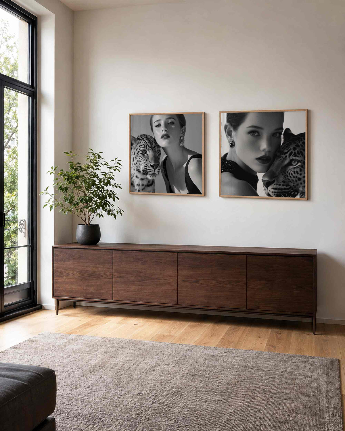 Interieurpresentatie van een tweedelige vierkante posterset met vrouw en luipaard
